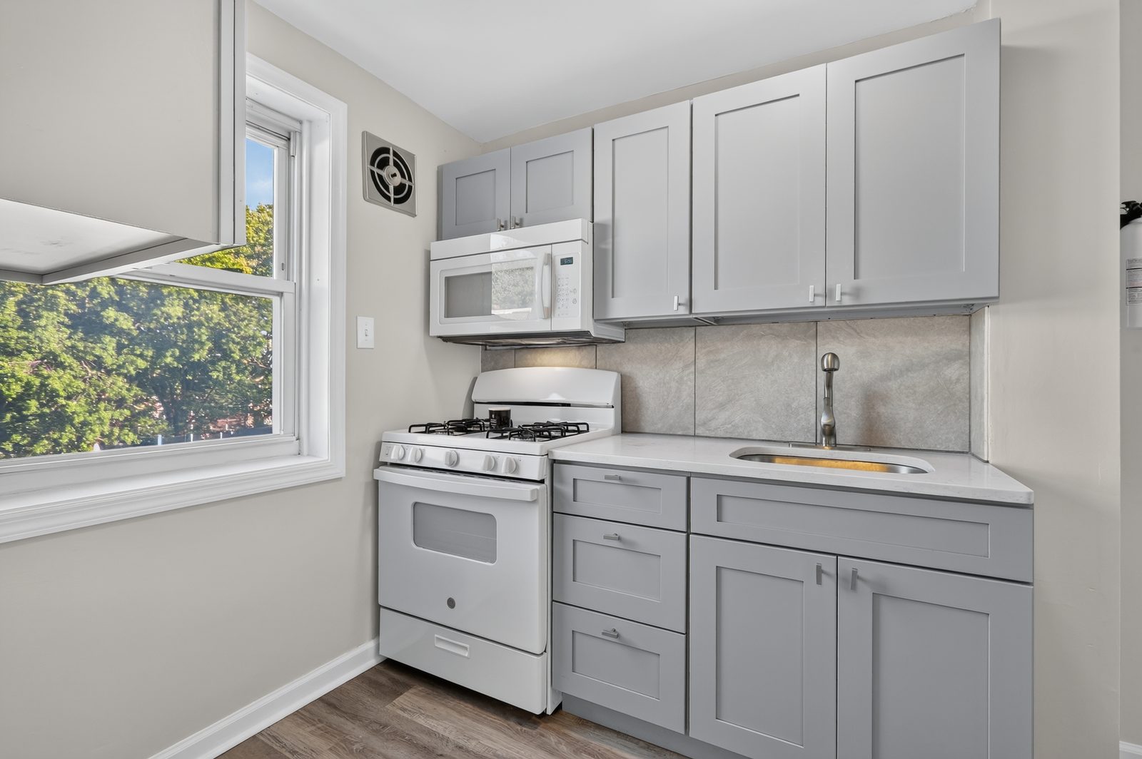 Kitchen workspace & sink